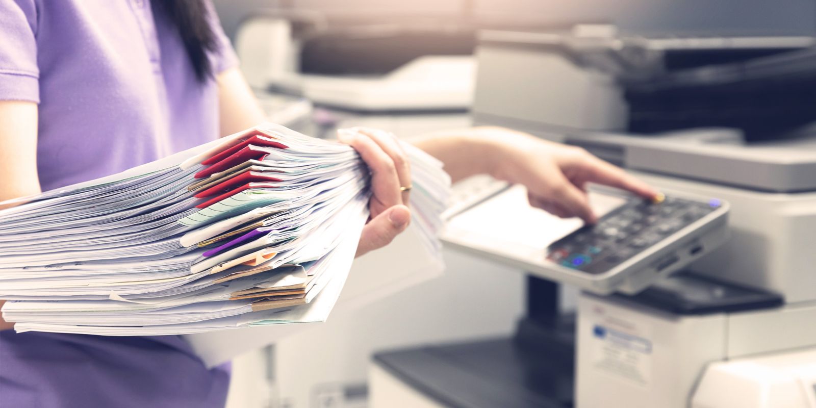 Femme numérisant une pile de documents