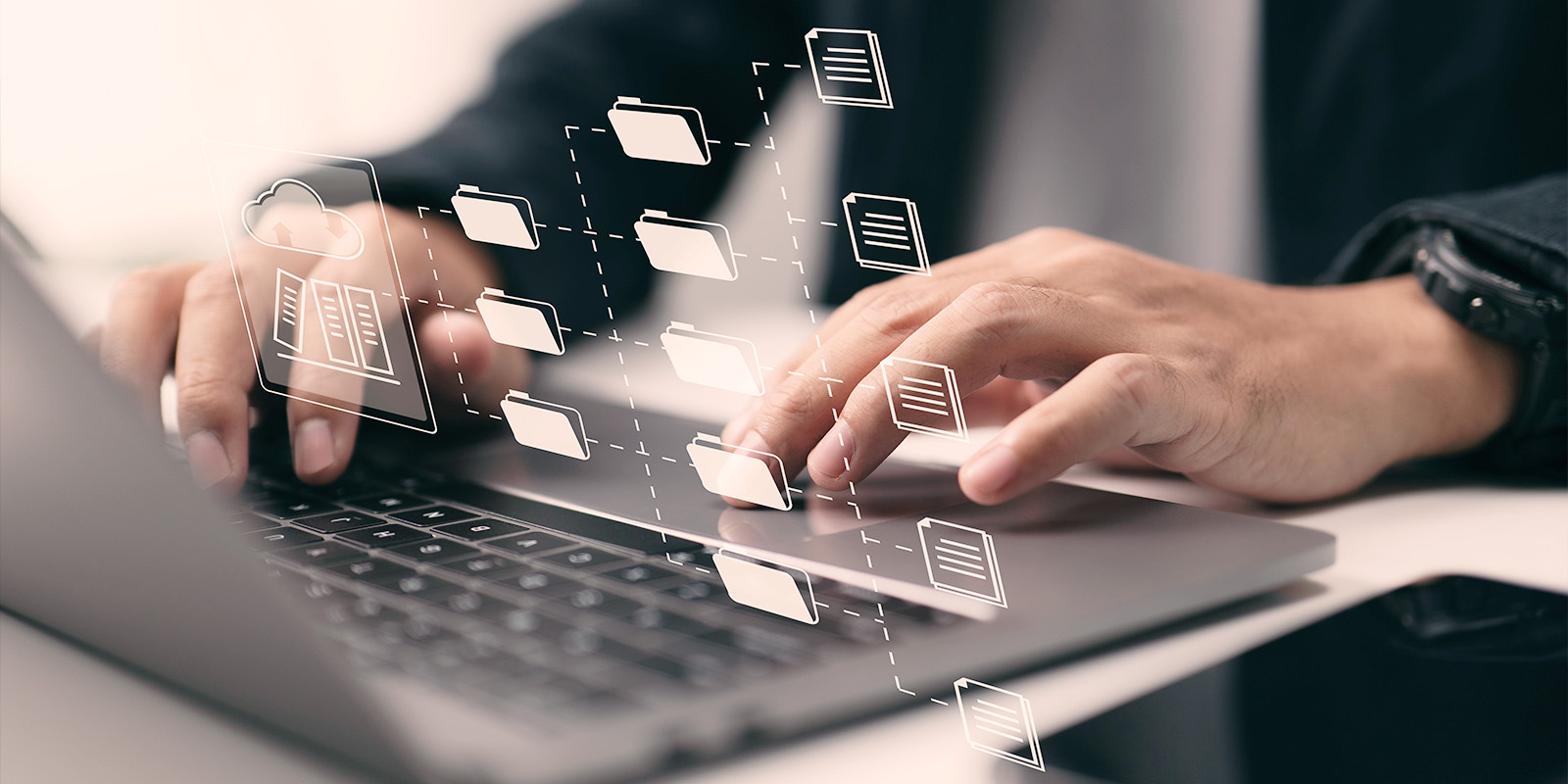 Le coffre-fort numérique propose une arborescence dossiers claires. Mains sur un clavier avec un filigrane d'arborescence digitale.