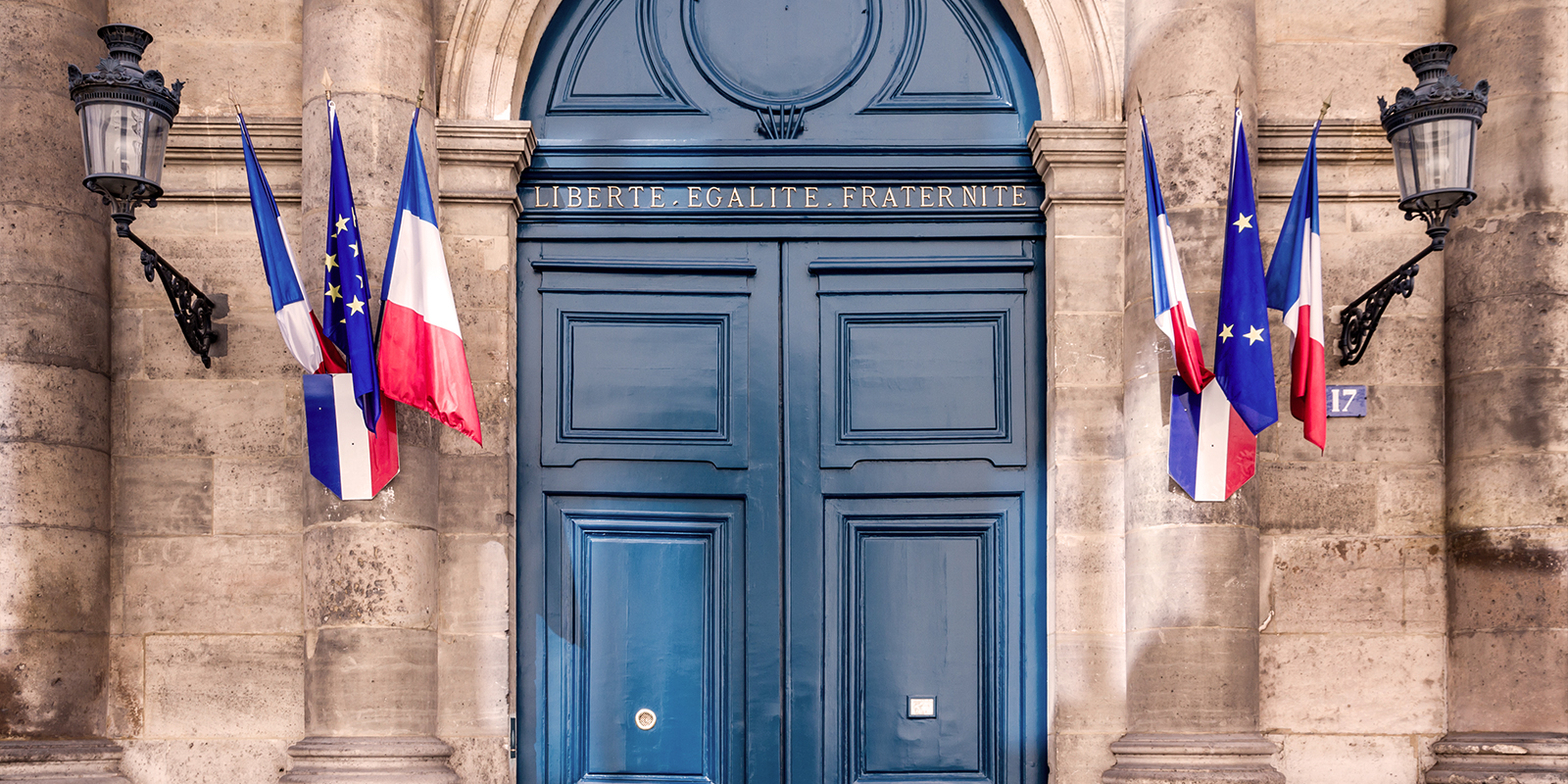 Numen est un partenaire de confiance du secteur public dans l'extraction de données. Image d'une porte bâtiment du secteur public.