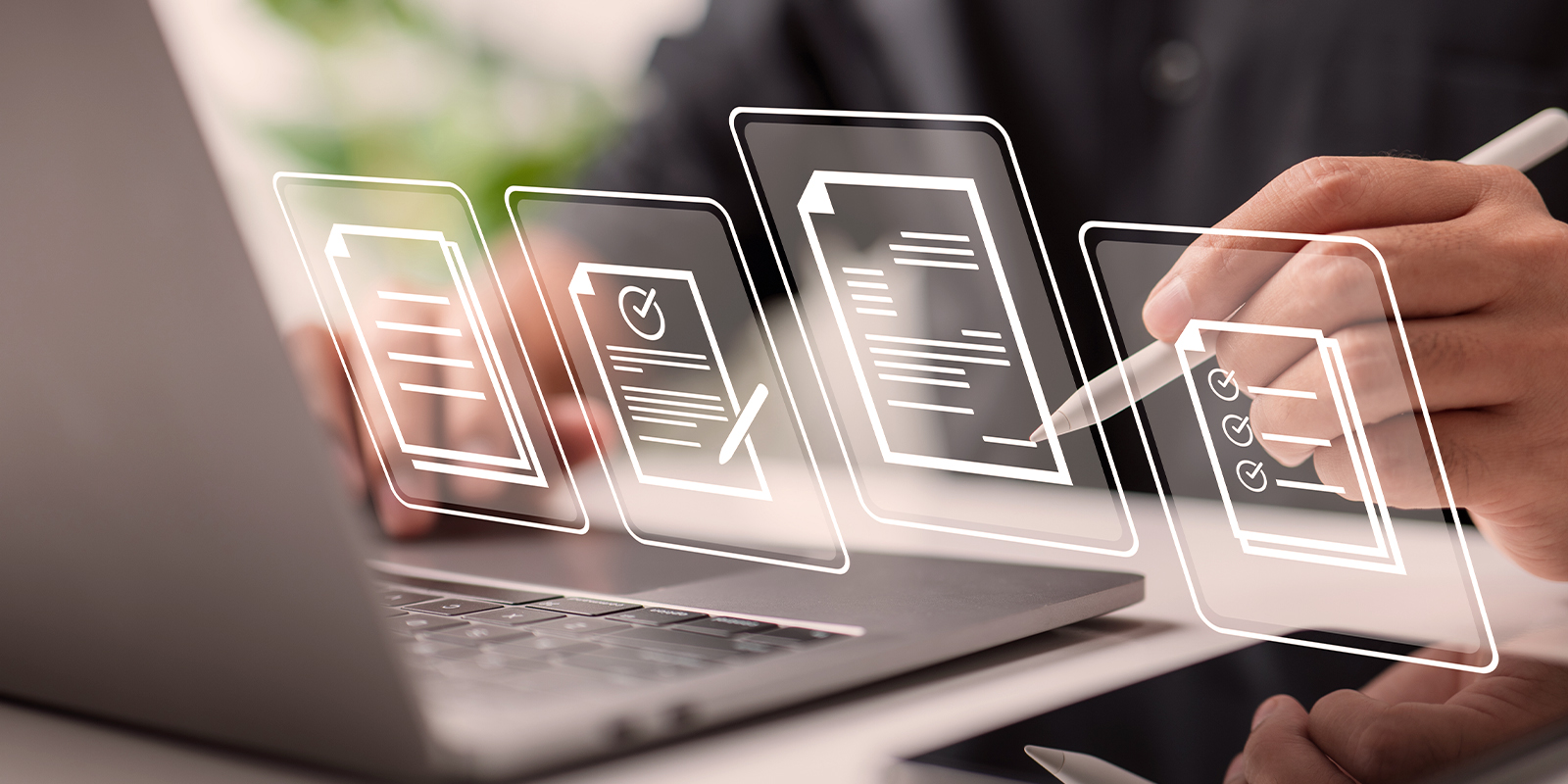 Les solutions de Gestion Electronique de Documents gère l'ensemble du cycle de vie de vos documents. Cette image représente cette idée : une main tient un stylet pointant vers des documents digitaux représentés par un filigrane sur un ordinateur portable.