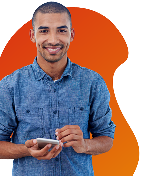 Image d'un homme souriant sur un fond en vague orange