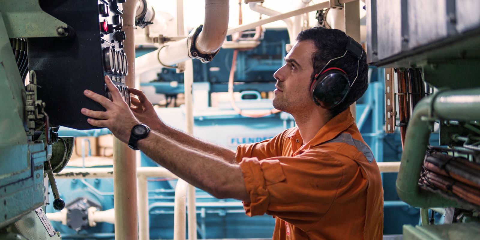 Témoignage client. La Marine Nationale. Image d'un technicien en maintenance dans un sous-marin de la marine nationale.